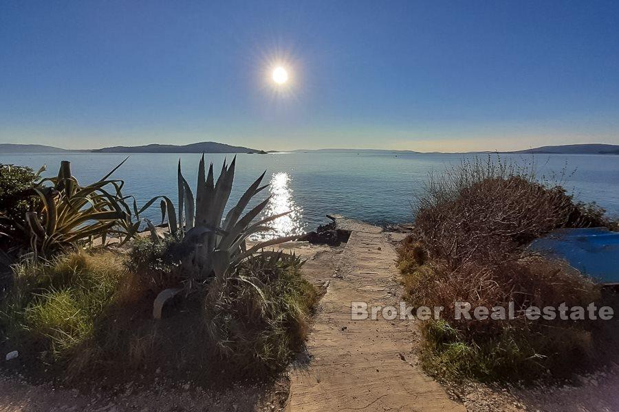 Trogir, charming house with pool, seafront