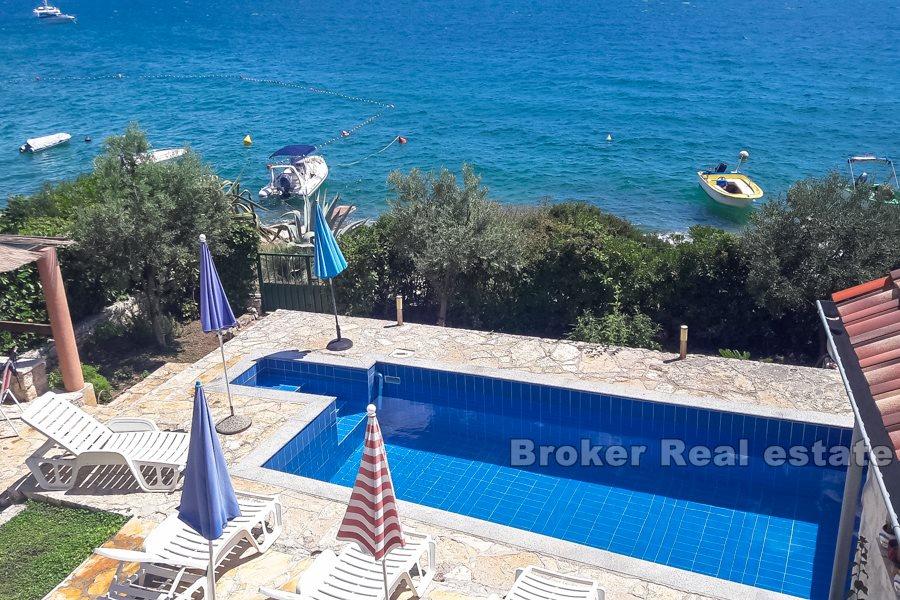 Trogir, charming house with pool, seafront
