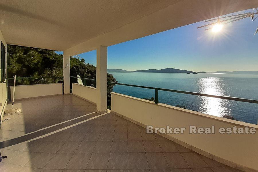 Trogir, charming house with pool, seafront
