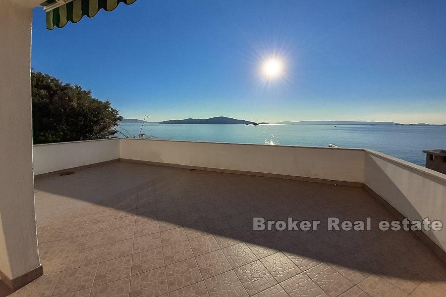 Trogir, charming house with pool, seafront