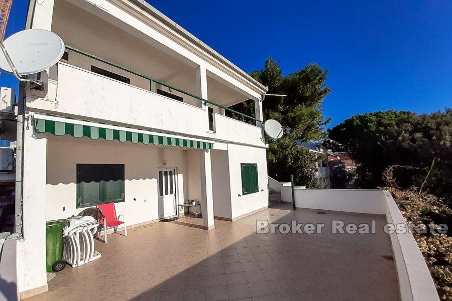 Trogir, charming house with pool, seafront