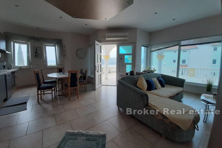 Trogir, dwupokojowy apartament z widokiem na morze