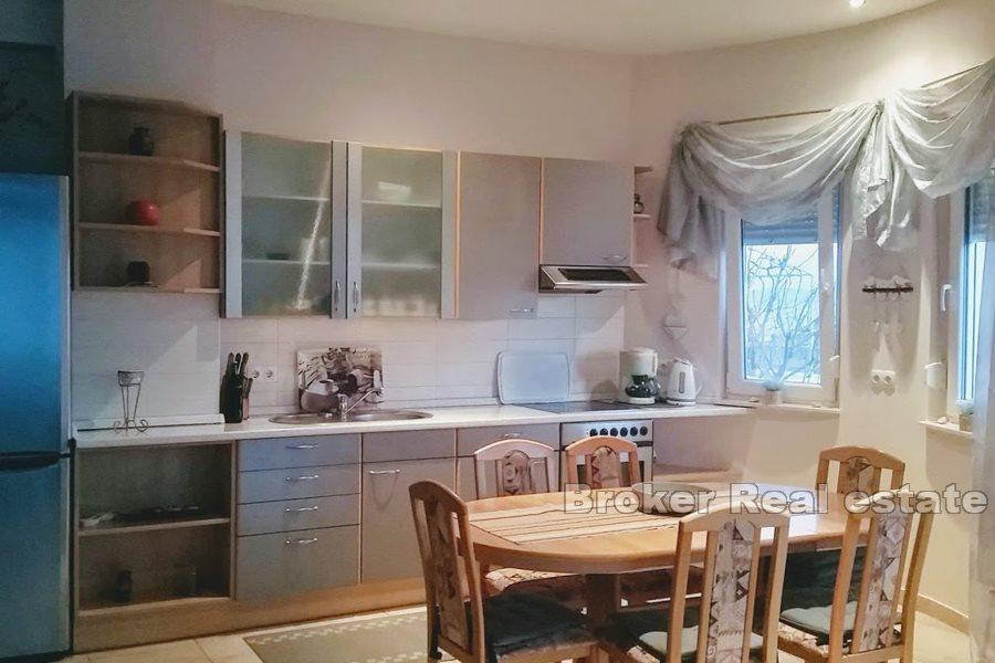 Trogir, dvosoban stan s pogledom na more