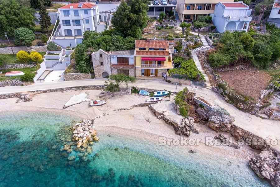 Près de Makarska, maison jumelée en première rangée de la mer
