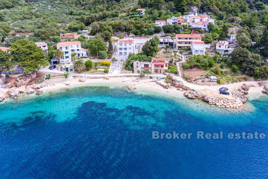 Nära Makarska, parhus i första raden till havet