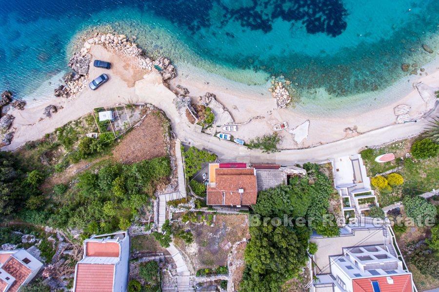 Nära Makarska, parhus i första raden till havet