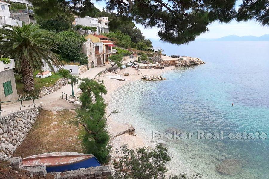 Nära Makarska, parhus i första raden till havet