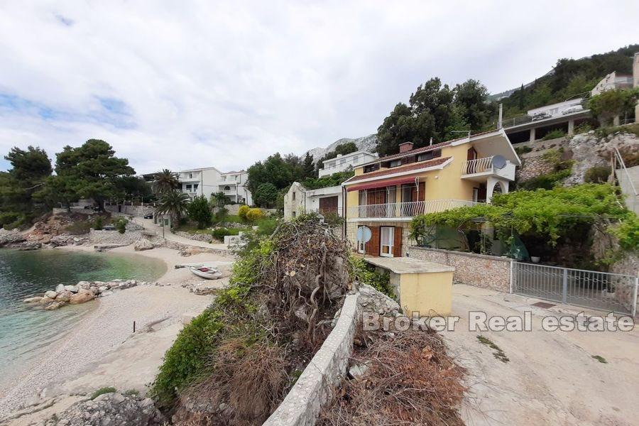 Nära Makarska, parhus i första raden till havet