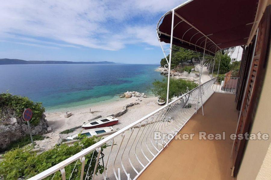 Nära Makarska, parhus i första raden till havet