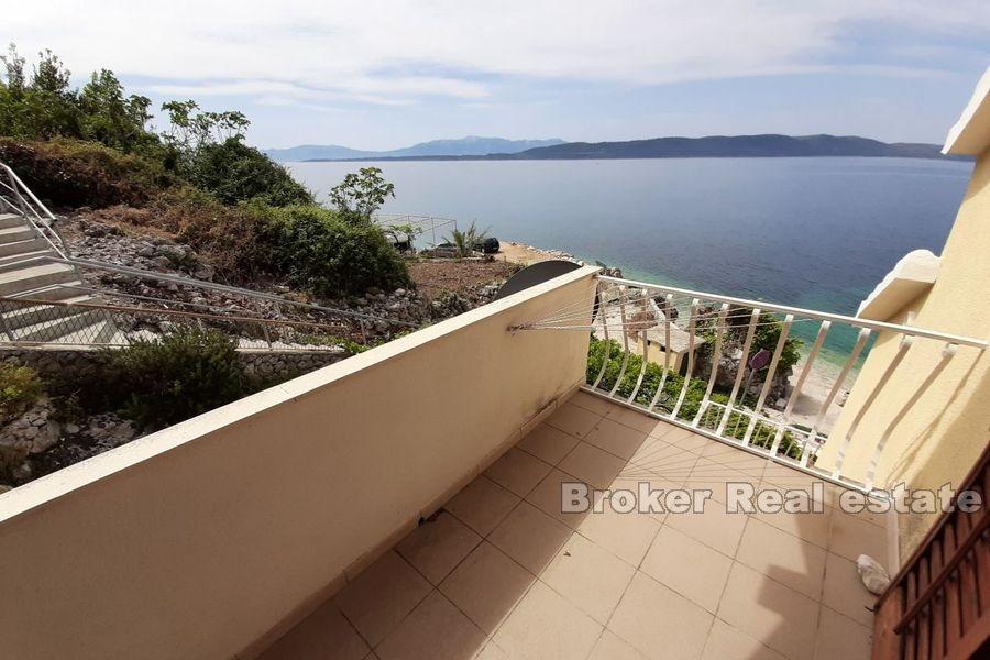 Nära Makarska, parhus i första raden till havet