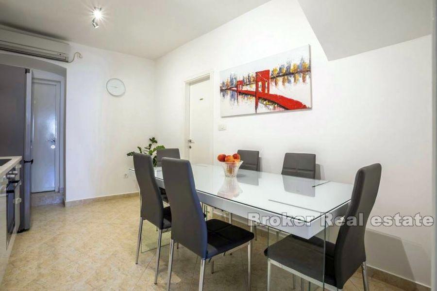 Wyspa Vis, dom z rzędu, na 4 piętrach