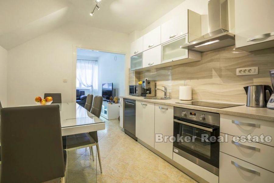 Wyspa Vis, dom z rzędu, na 4 piętrach