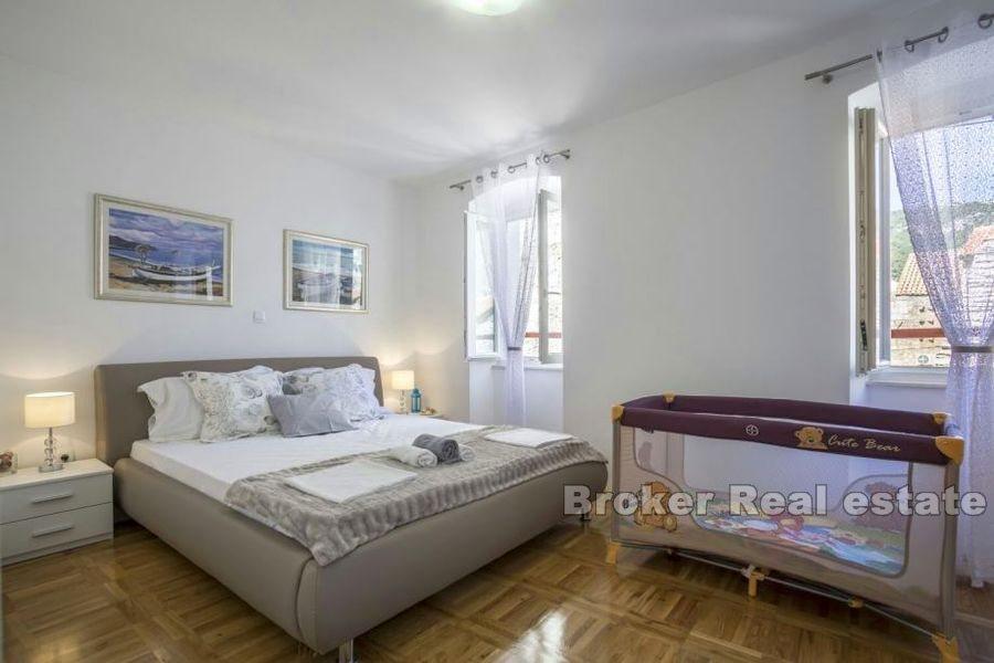 Wyspa Vis, dom z rzędu, na 4 piętrach