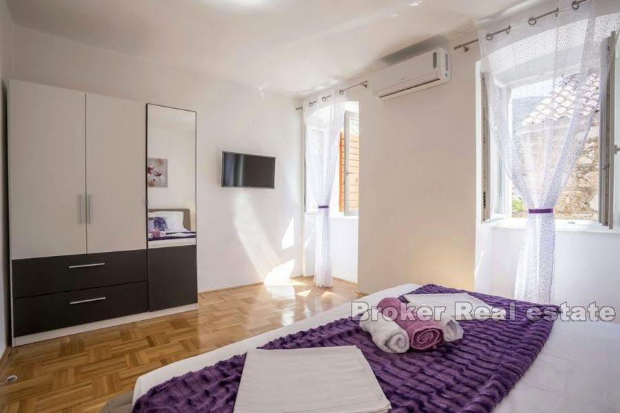 Wyspa Vis, dom z rzędu, na 4 piętrach