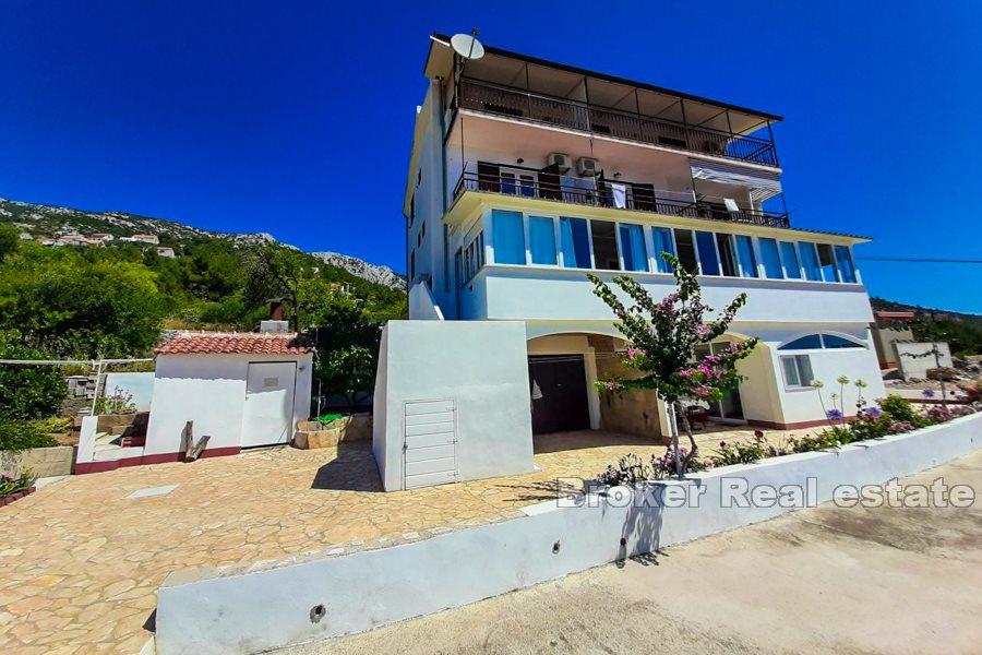 Ostrov Hvar, prostorný bytový dům s výhledem na moře