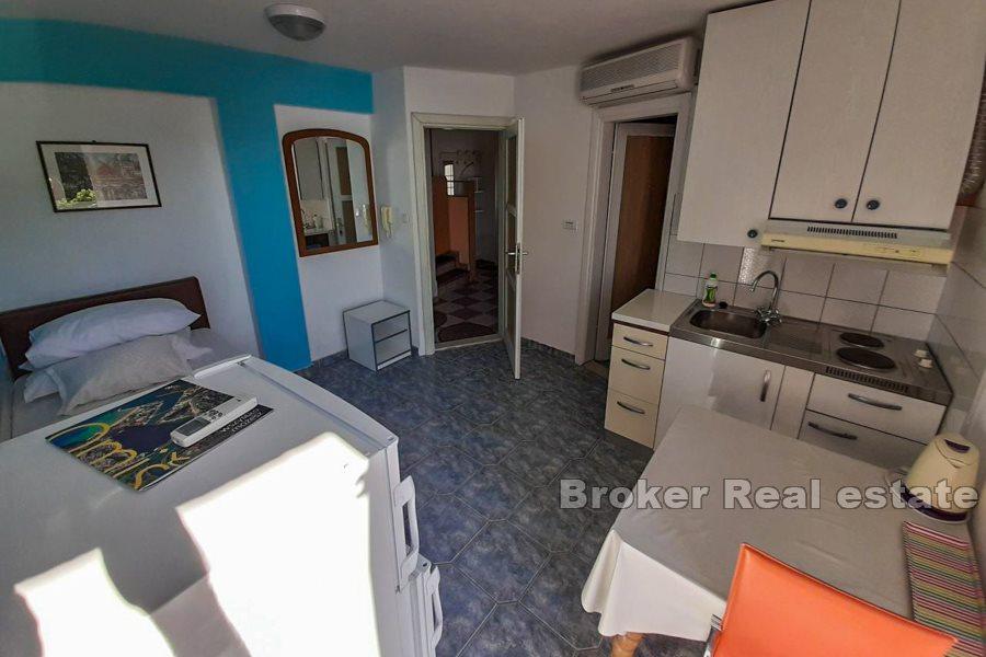 Omis, leilighetshus ved stranden