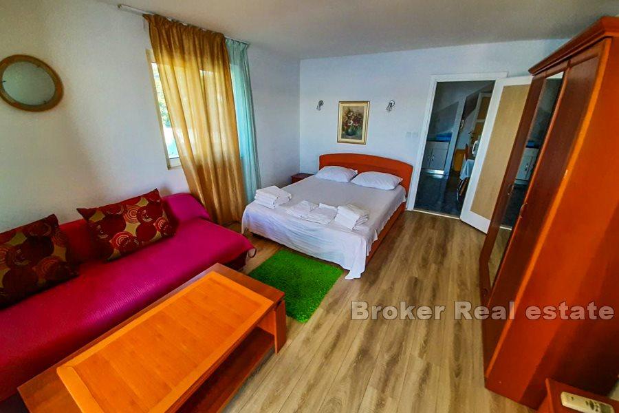 Omis, leilighetshus ved stranden