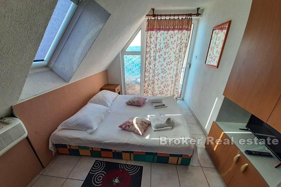 Omis, leilighetshus ved stranden