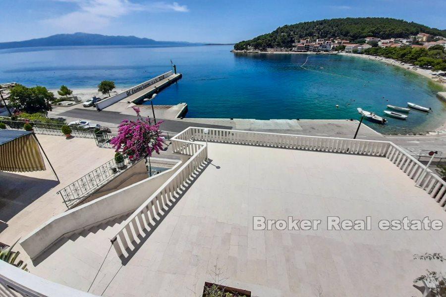 Makarska, hotel smješten u prvom redu do mora