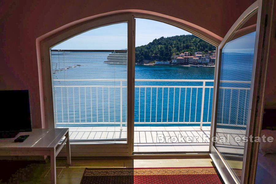 Makarska, hotel smješten u prvom redu do mora