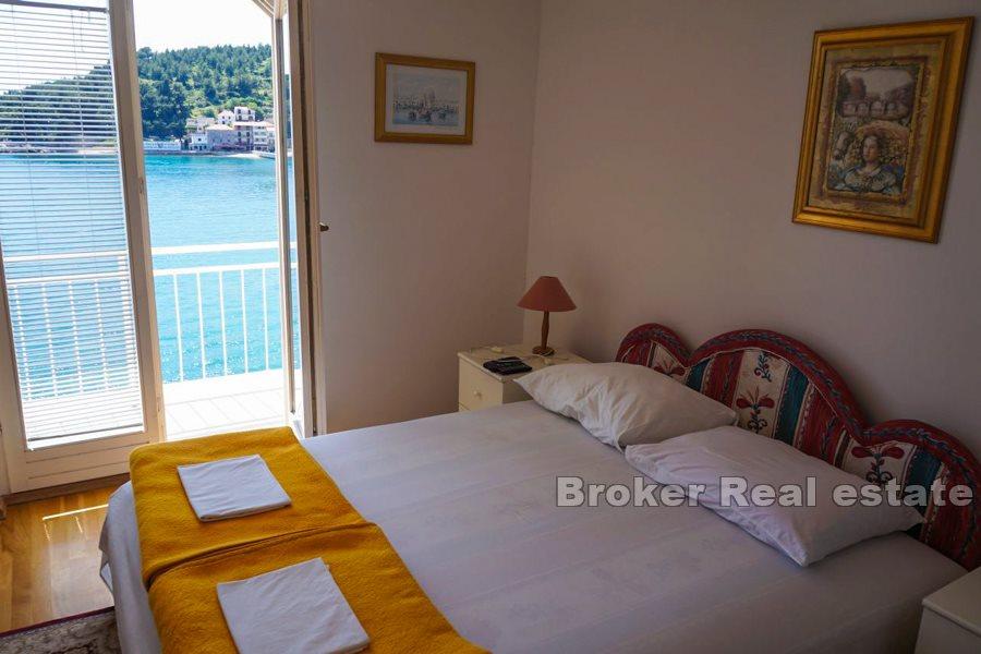Makarska, hotel smješten u prvom redu do mora