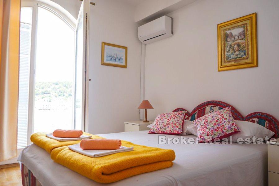 Makarska, hotel smješten u prvom redu do mora