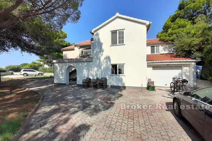 Nedaleko Zadaru, pěkně umístěný dům, první řada k moři