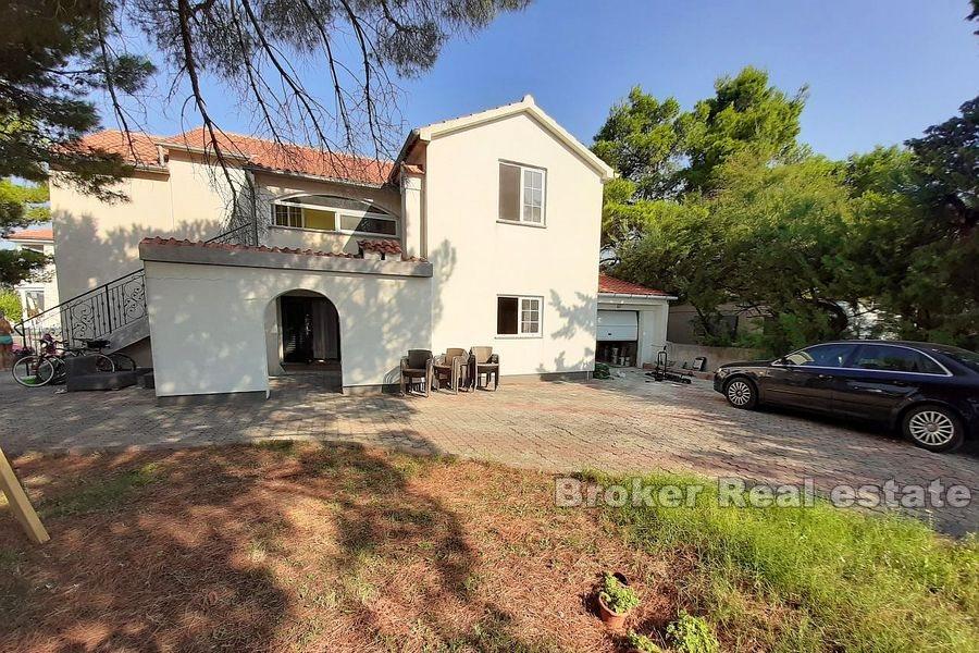 Blisko Zadaru, ładnie położony dom, w pierwszym rzędzie do morza