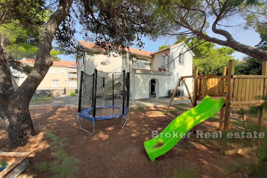 Blisko Zadaru, ładnie położony dom, w pierwszym rzędzie do morza