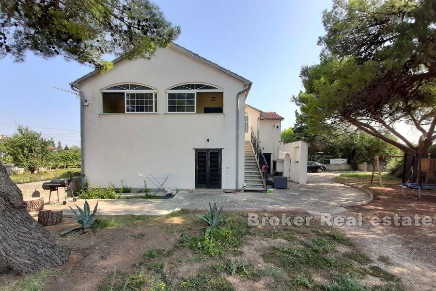 Blisko Zadaru, ładnie położony dom, w pierwszym rzędzie do morza