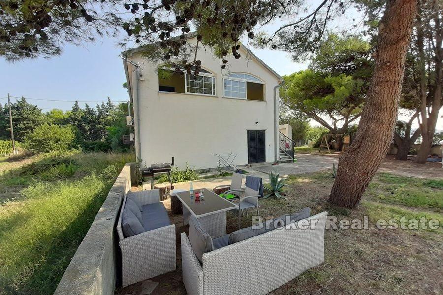 Blisko Zadaru, ładnie położony dom, w pierwszym rzędzie do morza