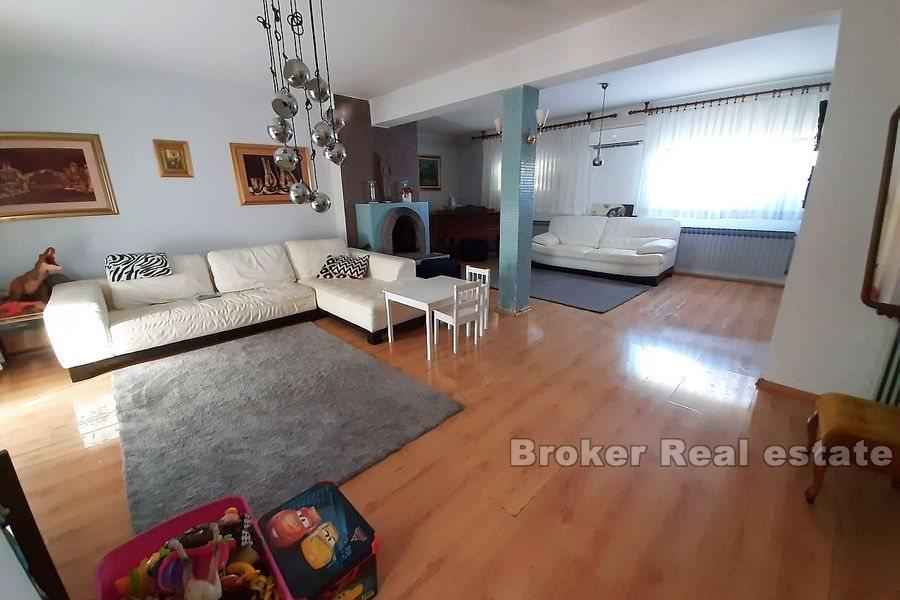 Blisko Zadaru, ładnie położony dom, w pierwszym rzędzie do morza