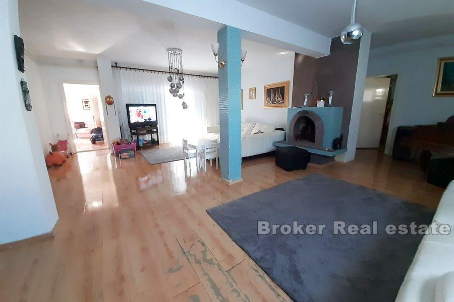 Blisko Zadaru, ładnie położony dom, w pierwszym rzędzie do morza