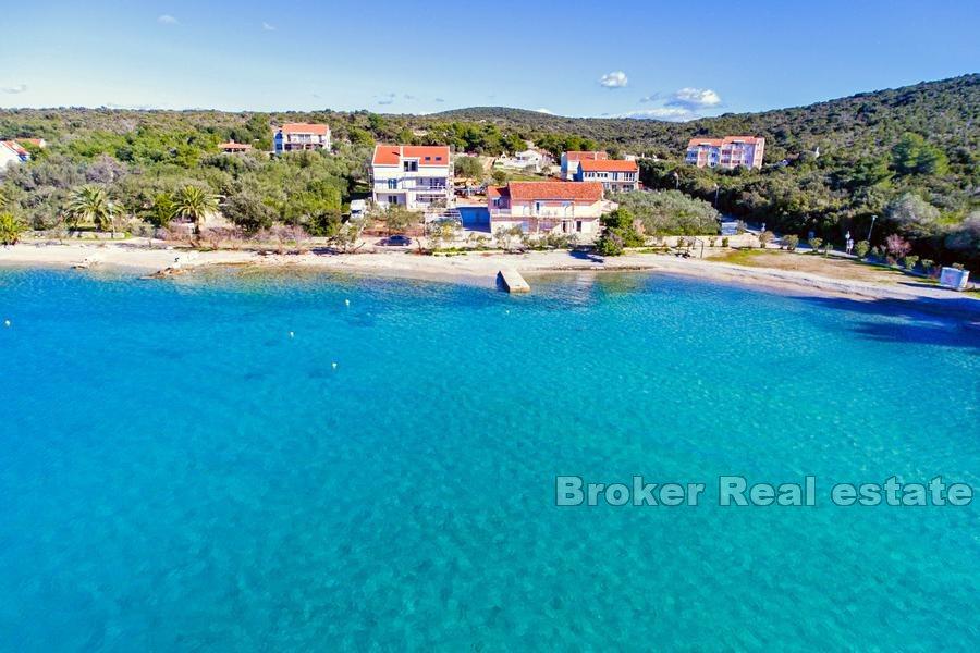 Peljesac, immeuble d'habitation au premier rang en bord de mer