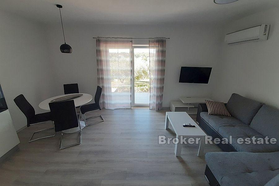 Pelješac, apartmanska zgrada u prvom redu do mora