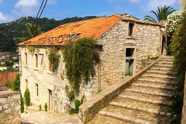 øya Lastovo. Det gamle steinhuset