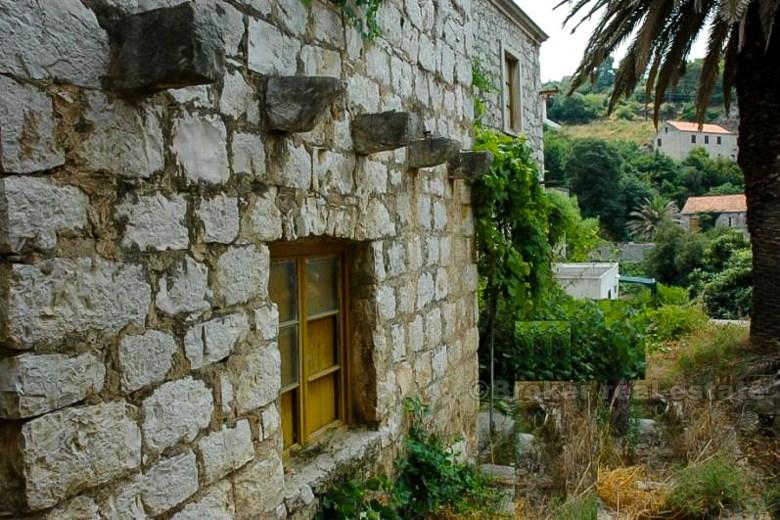 острова Ластово. Старый каменный дом