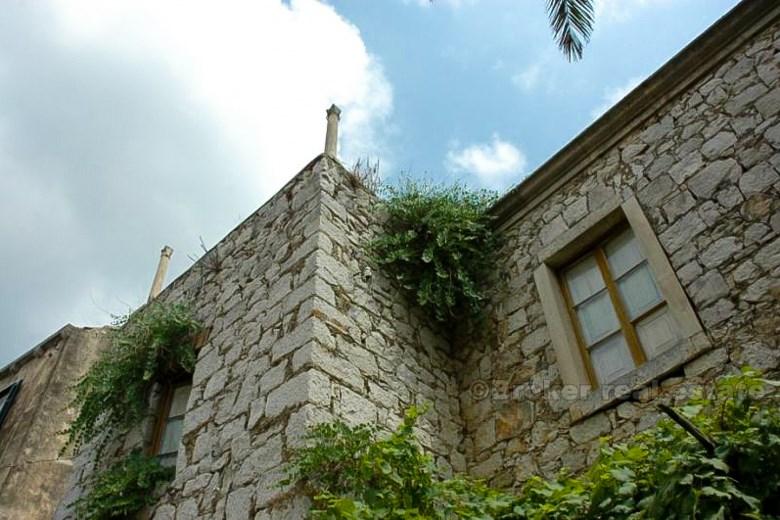 острова Ластово. Старый каменный дом