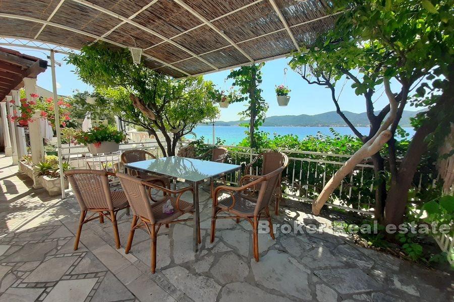 Peljesac - Kamienny dom pierwszy rząd do morza