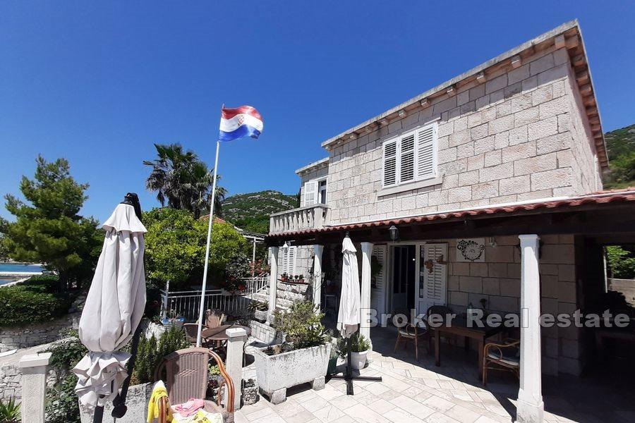 Peljesac - restaurace v první řadě k moři