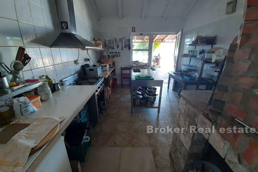 Peljesac - restaurace v první řadě k moři