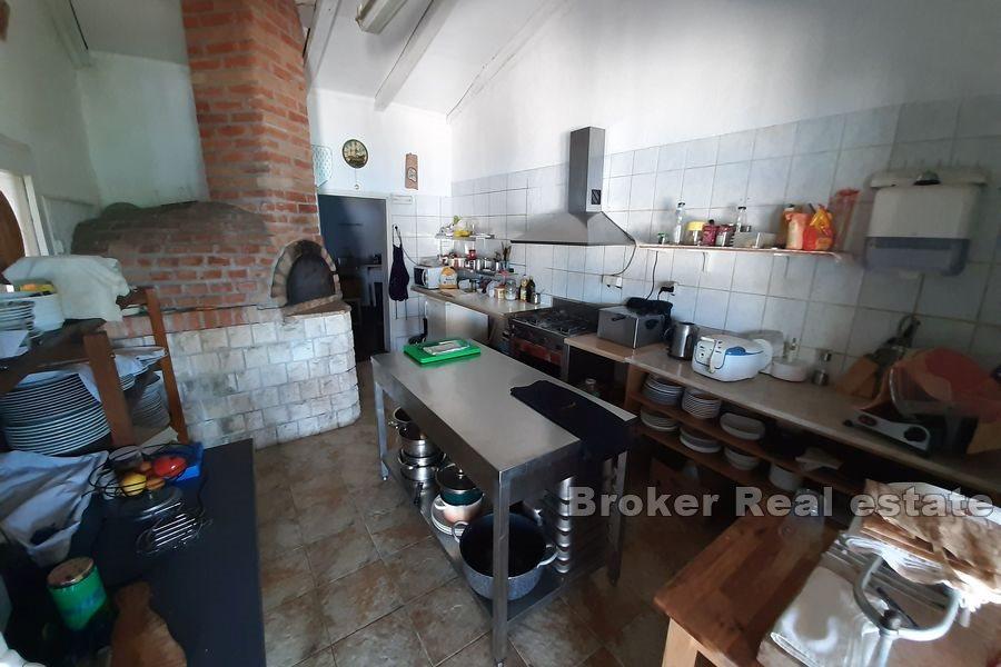 Peljesac - restaurace v první řadě k moři