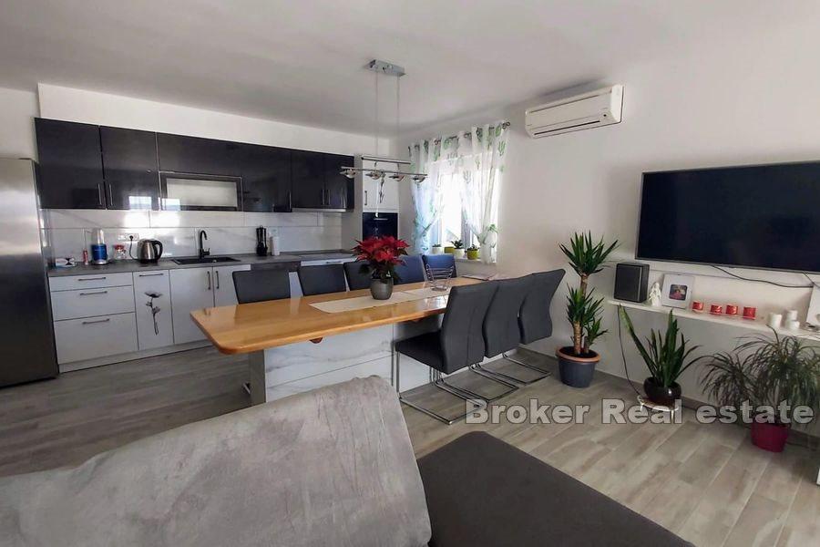 Omis - Tre-roms leilighet med hage- og havutsikt