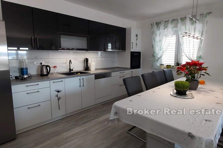 Omiš - třípokojový apartmán se zahradou a výhledem na moře