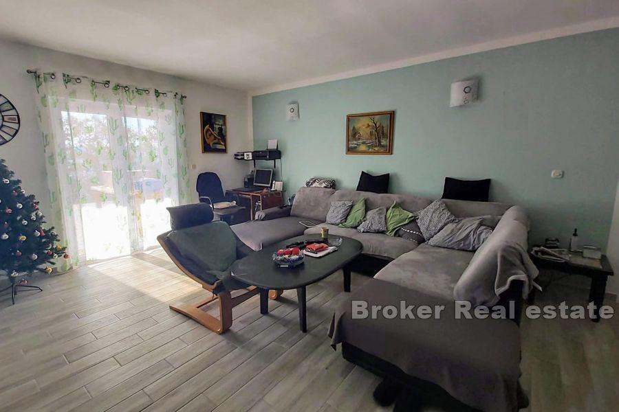 Omiš - třípokojový apartmán se zahradou a výhledem na moře