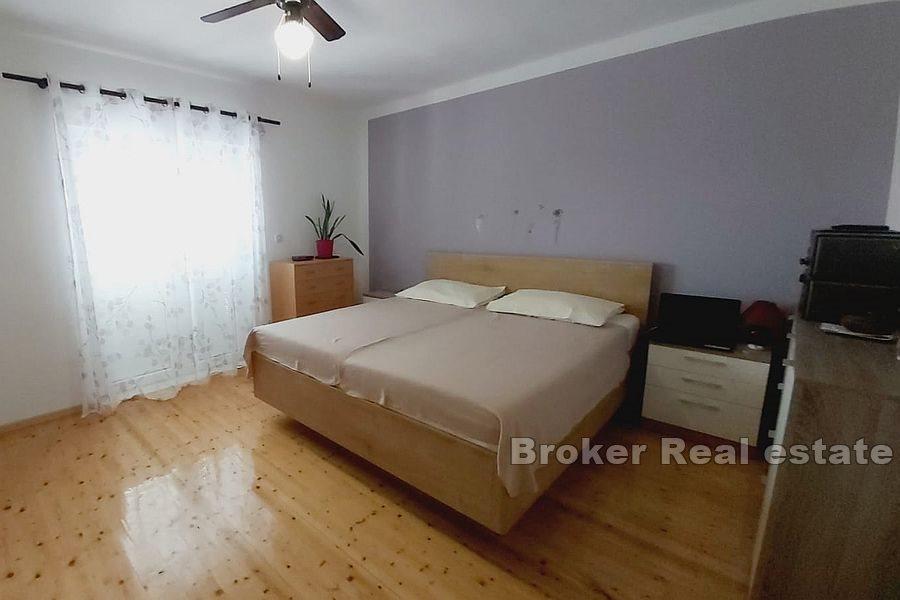Omiš - třípokojový apartmán se zahradou a výhledem na moře