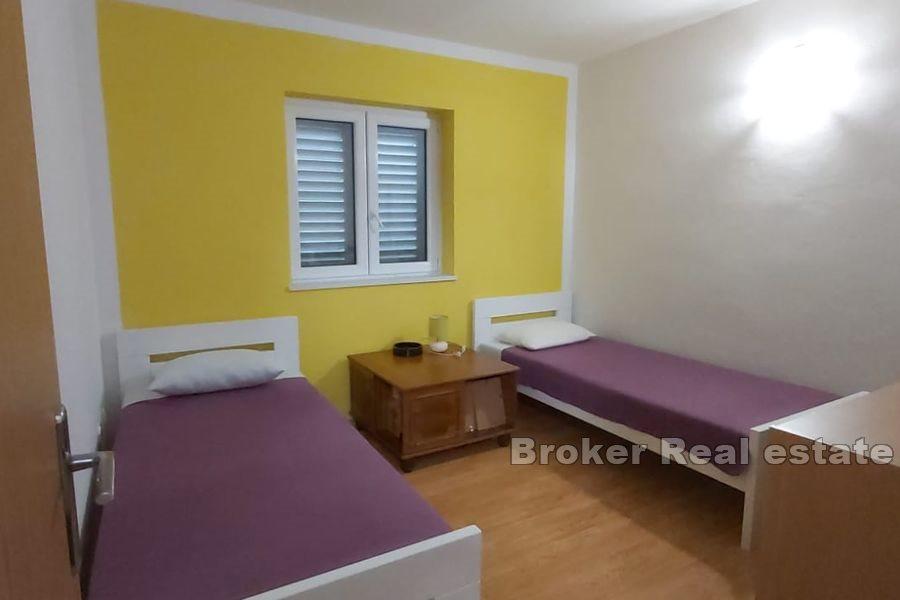 Omiš - třípokojový apartmán se zahradou a výhledem na moře