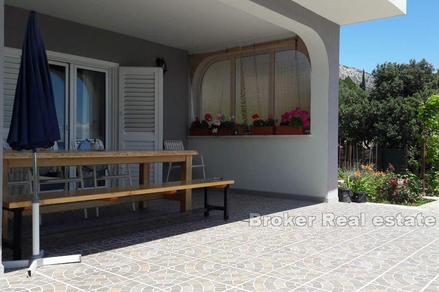 Omiš - třípokojový apartmán se zahradou a výhledem na moře