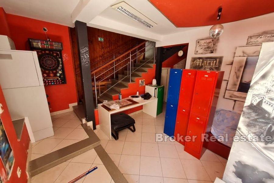 Split center - Two-storey business space