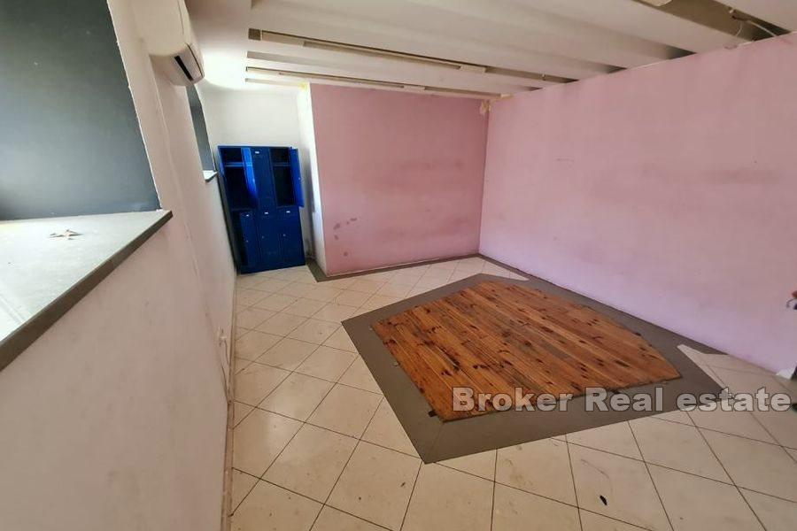 Split center - Two-storey business space